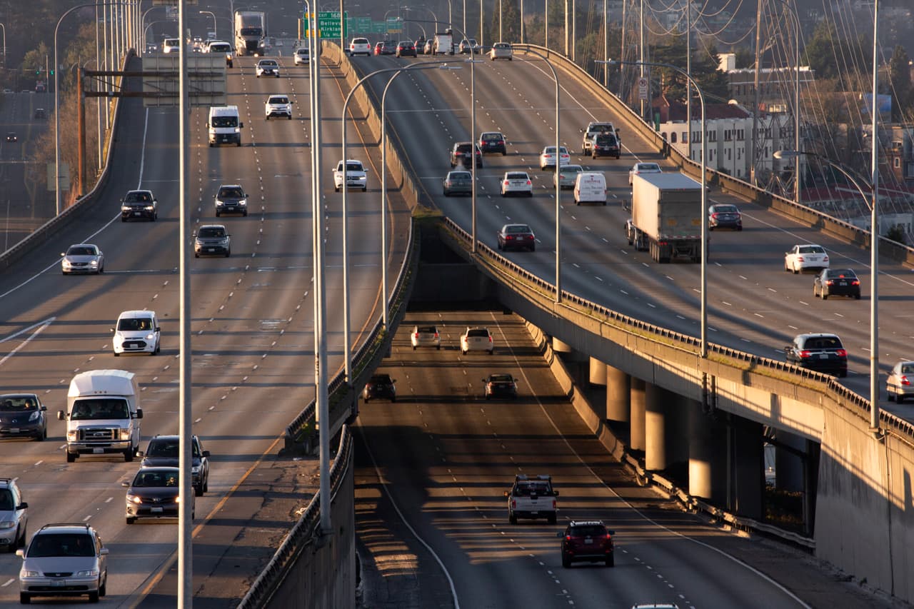 <b>A nivel nacional |</b> Los precios de la gasolina regular promediaron un récord de $5.004 el 11 de junio de 2022, de acuerdo al registro que lleva diariamente la
<i>American Automobile Association</i> (AAA). Te mostramos estados donde el galón de la gasolina regular está cerca de los $5 o por encima de ese precio.
<br>
<br>"La dinámica de una caída de los suministros de gasolina y un aumento de la demanda está impulsando los precios en las estaciones de servicio. Esto junto con los altos precios del petróleo significa que los precios de la gasolina probablemente permanecerán elevados en el corto plazo", había dicho la AAA en un análisis reciente.