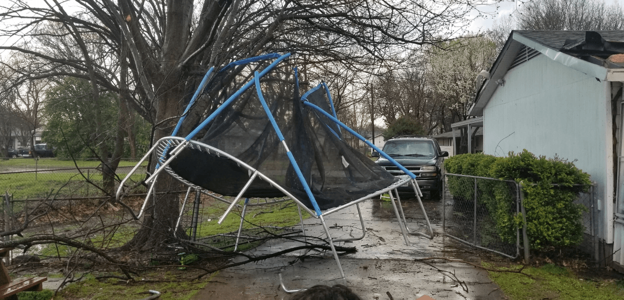 La tormenta provocó daños en esta propiedad localizada en Mesquite. El residente dijo que "se sentía como una explosión". Las imágenes fueron tomadas entre 7:30 a.m. y 8:00 a.m de la mañana del sábado 9 de marzo de 2019.