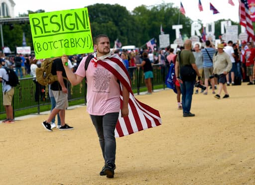 ¡Renuncia! Dice este cartel en manos de un joven manifestante en el DC. Como él, unas dos docenas de manifestantes se reunieron en Lafayette Square, un parque al otro lado de la avenida Pennsylvania de la Casa Blanca, para exigir que el presidente Trump tome medidas enérgicas contra el líder ruso Vladimir Putin en represalia por la interferencia de Moscú en la elección de 2016 en Estados Unidos.