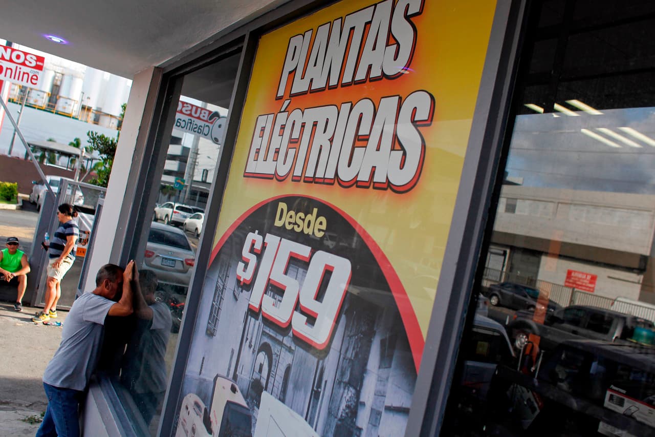 Dos semanas después del azote de Irma, la escena se repite en todo Puerto Rico mientras los ciudadanos se abastecen y toman medidas para proteger sus propiedades antes de la llegada del violento huracán María.