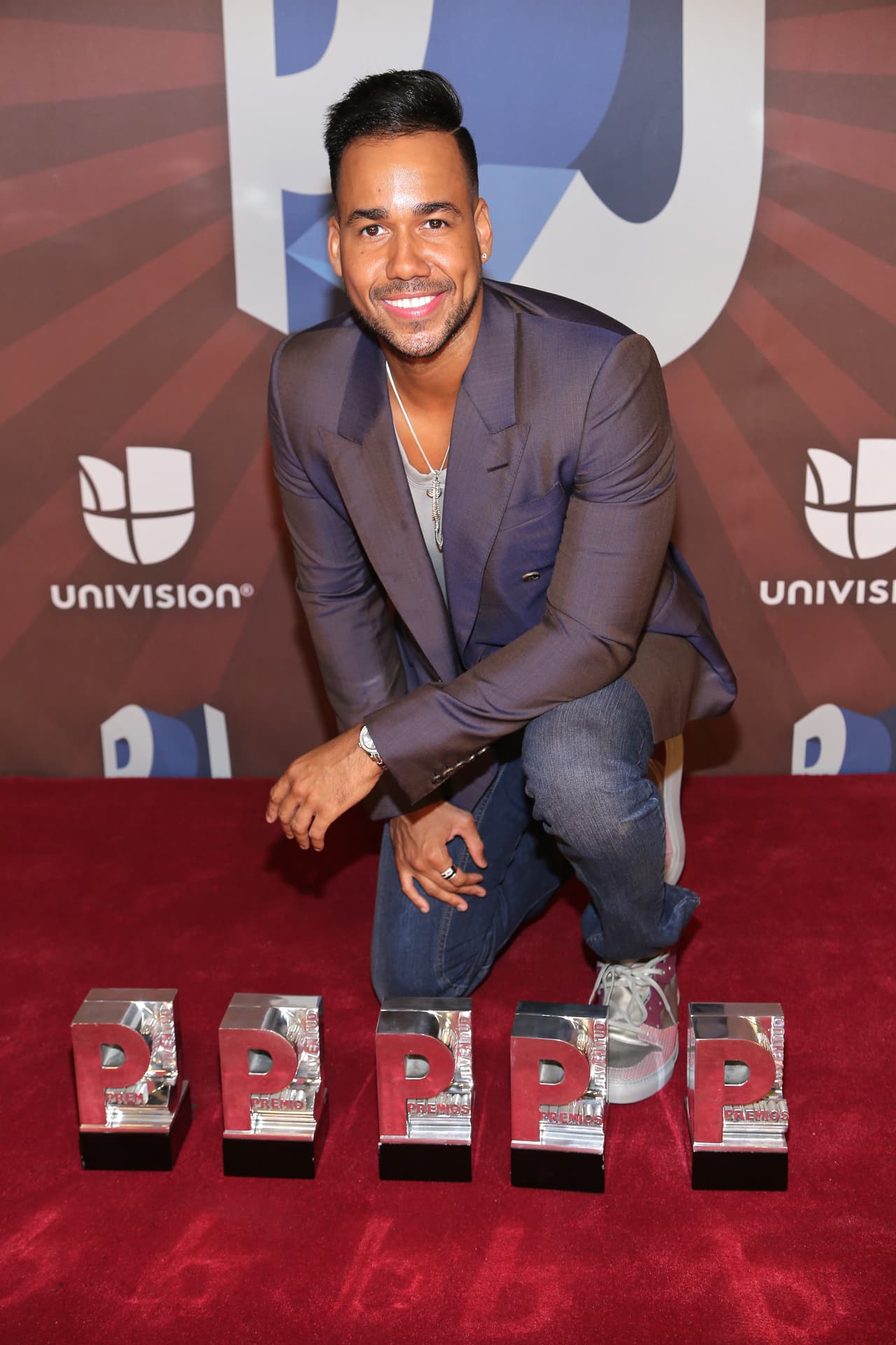 El bachatero tiene un total de 36 nominaciones. En 2019, el tema 'Ella quiere beber' en el que colaboró con Anuel AA se llevó la estatuilla a la categoría 'Canción para el Carro'. Este 2021 está nominado en la categoría Tropical Mix por el tema 'Tú Vas a Tener que Explicarme', interpretado junto a La Ross María.