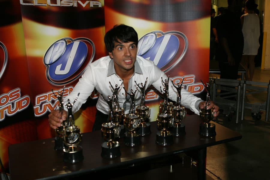 El puertorriqueño no podía creer que ganó 10 preseas en una misma noche. No le quedó más que disfrutar y posar para las cámaras.