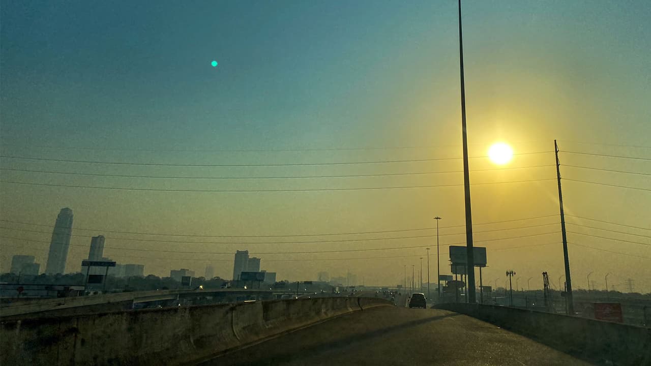 También deja unos espectaculares atardeceres por la capa de polvo que se atraviesa por los rayos solares.