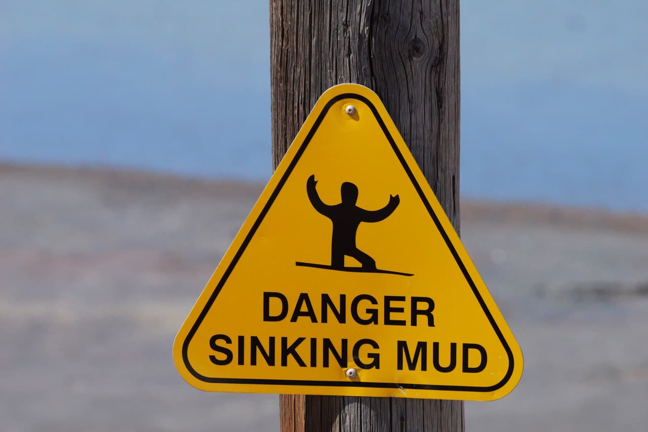 Señales de "
<b>Peligro de hundimiento en el barro</b>" se encuentran en varios lugares del Gran Lago Salado.