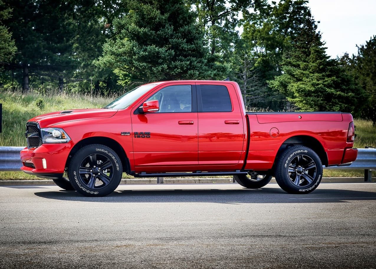 El interior de la Ram 1500 Night 2017 dispondrá de butacas con respaldo con calefacción para máximo confort en días frios. Las butacas dispondrán de ajuste eléctrico de 10 puntos. El usuario podrá controlar la temperatura de forma automática a través del sistema de control de clima de dos zonas.
<br>