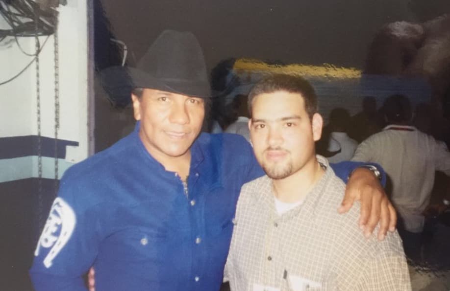 <a href="http://www.univision.com/temas/raul-molinar-el-pelon">Raúl 'El Pelón'</a> al lado de Lupe Esparza la agrupación,
<a href="https://www.facebook.com/grupobronco/">Bronco.</a>