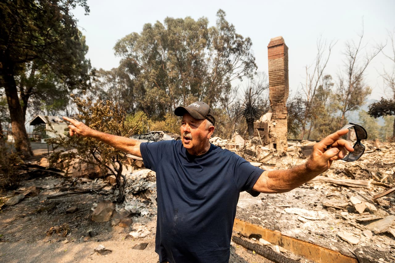 Hank Hanson, de 81 años, describe el camino que tomaron los incendios del LNU Lightning Complex para llegar a su casa en Vacaville, California.
<b>Hanson, quien construyó la casa hace treinta años, no cree que pueda volver a reconstruirla.</b>