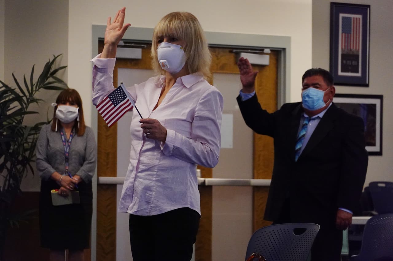 “Ahora voy a poder ir a visitar a mis familiares a mi país sin tener un limite de tiempo”, comentó Mónica Panizza, una argentina quien llevaba casi 17 años esperando para poder hacerse ciudadana.
<br>