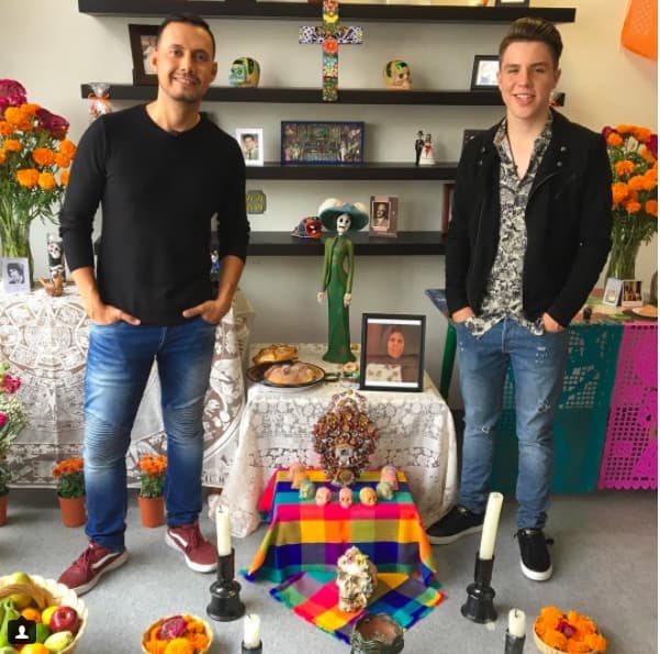El cantante Jonatan Sánchez continúa con las tradiciones mexicanas y, a pesar de vivir en Los Ángeles, California, puso un altar en honor a su abuela.