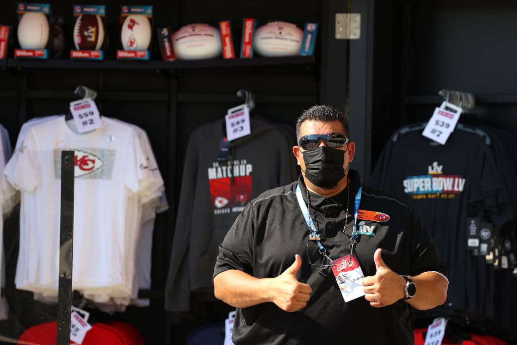 Con las medidas necesarias, la venta de souvenirs se lleva a cabo afuera del estadio.