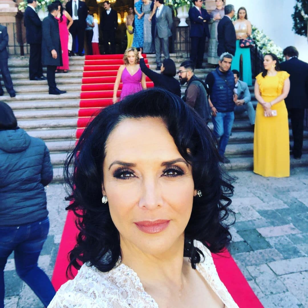 Tras la muerte de la actriz, Mayra quedó a cargo de la niña y
<b> <a href="https://www.univision.com/entretenimiento/celebridades/la-hija-de-la-fallecida-lorena-rojas-ya-es-mexicana-fue-adoptada-por-la-hermana-de-la-actriz-fotos" target="_blank">legalmente ya es su hija. </a></b>
<br>