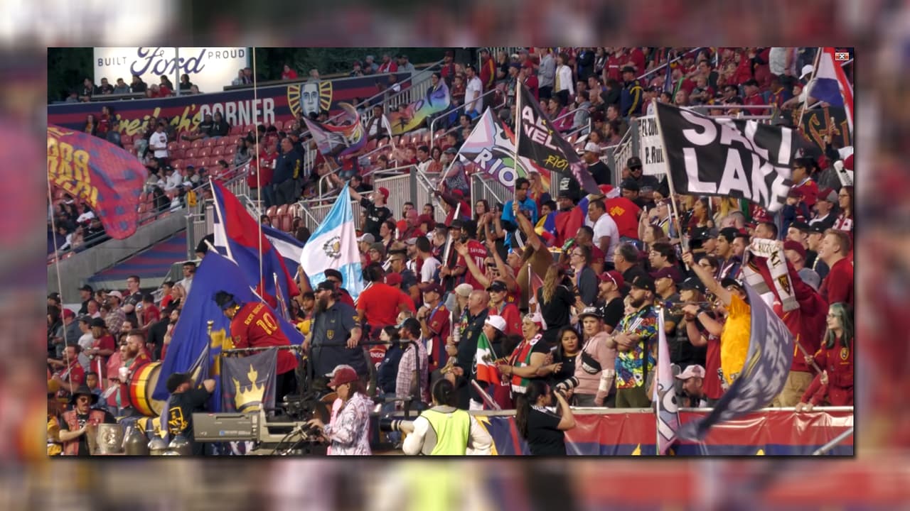 Unos 20 mil aficionados llegaron para formar parte de una noche muy especial y apoyar al equipo Real Salt Lake que ya cumple 18 años.