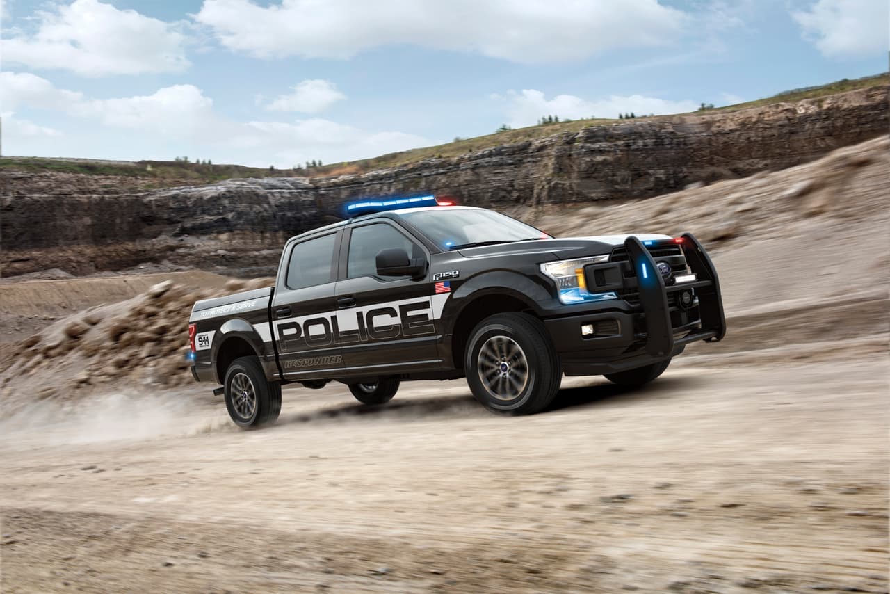<b>1. La Ford F-150 Police Responder te perseguirá hasta que se le caigan las ruedas a tu auto.</b>
<br>
<br>La nueva pickup patrullera de Ford es la primera pickup calificada para persecuciones a alta velocidad, lo que quiere decir que te podrá perseguir por largo tiempo
<b>sin que su motor se recaliente y sin perder los frenos</b>, las dos fallas más comunes que le ocurren a los vehículos que son manejados en circunstancias extremas por largo tiempo.