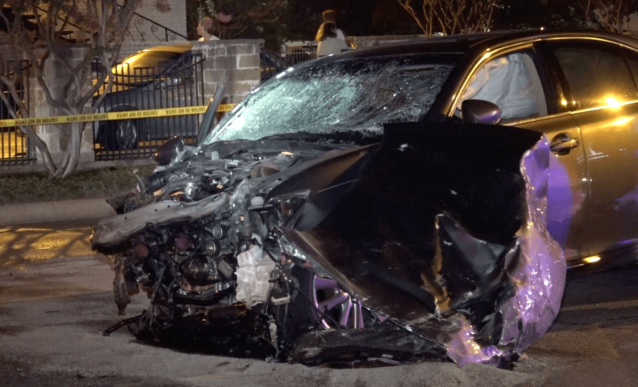 Uno de los autos quedó con todo el frente destrozado.