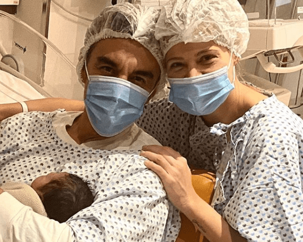 A 13 días de anunciar el nacimiento de su bebé, Adrián Uribe continúa disfrutando al máximo de la paternidad junto a su pareja Thuany Martins.
<br>