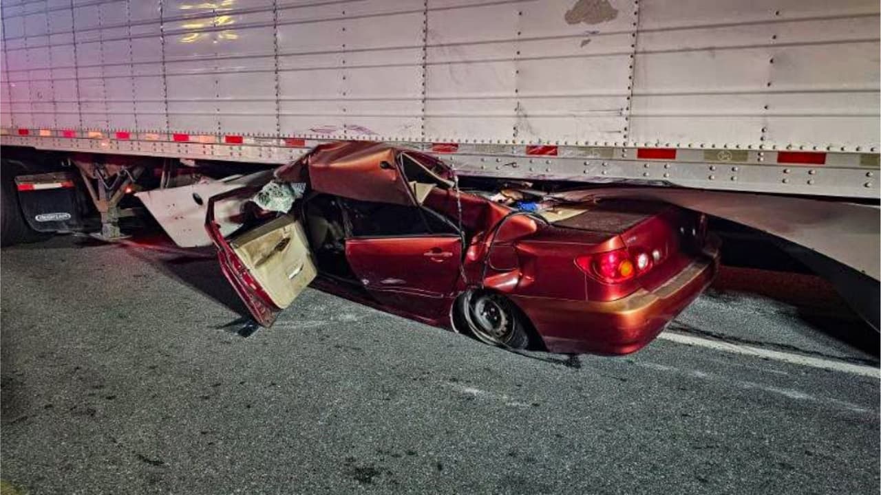 Aparatoso choque en carretera deja un auto aplastado bajo un tractocamión
