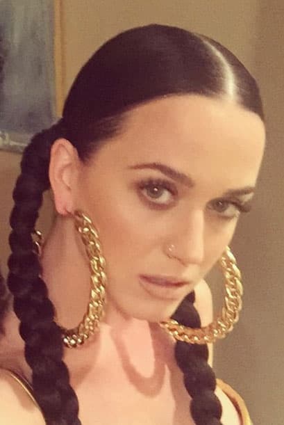 No pueden negar que Katy Perry adora llamar la atención y bastante bien lo ha hecho con esas enormes arracadas.