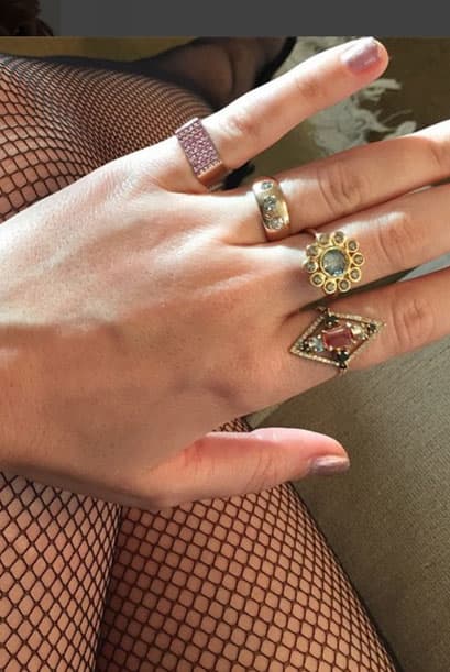 Los anillos que le hemos visto en varias ocasiones a Perry, han ofrecido diseños muy coquetos y llamativos.