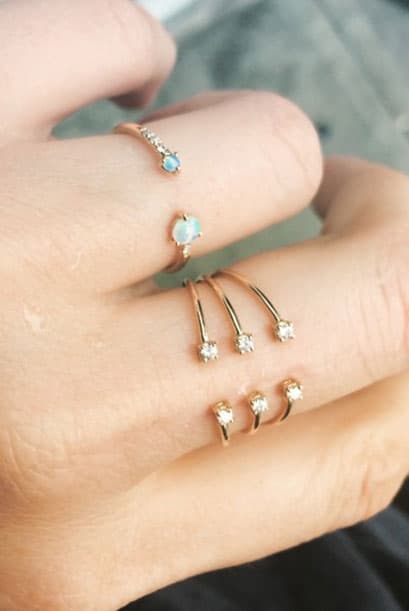 Diseños sencillos se han apropiado en varias ocasiones de sus delicadas manos.