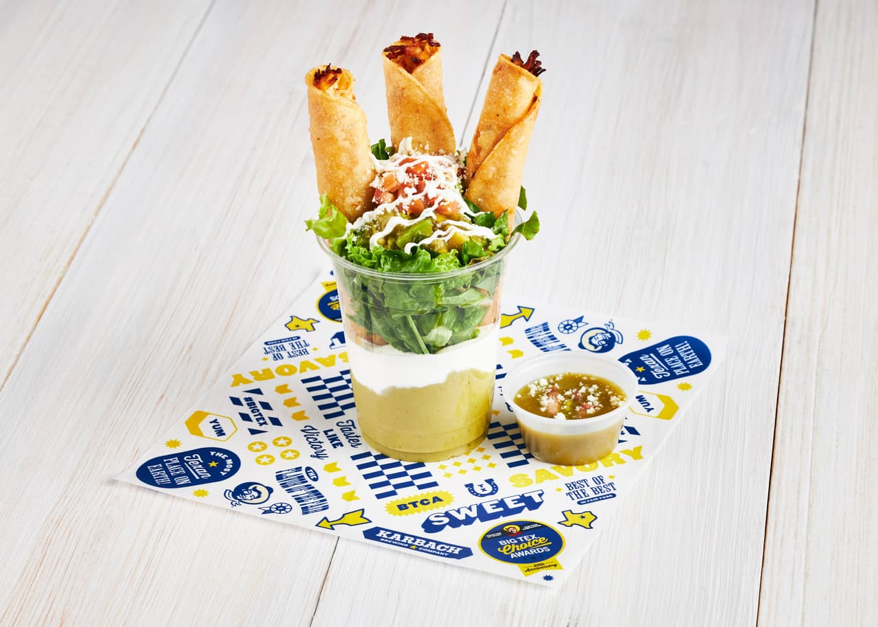 <b>The Drowning Taquitos</b>
<br>Tacos dorados con relleno de pollo desmenuzado o lo que se conoce como "flautas" es otro de los principales platillos en la Feria Estatal de Texas. Estos tacos están sumergidos en una crema ácida, jalapeño, salsa de guacamole, lechuga rallada, aguacate, tomatillo, pico y queso Cotija.