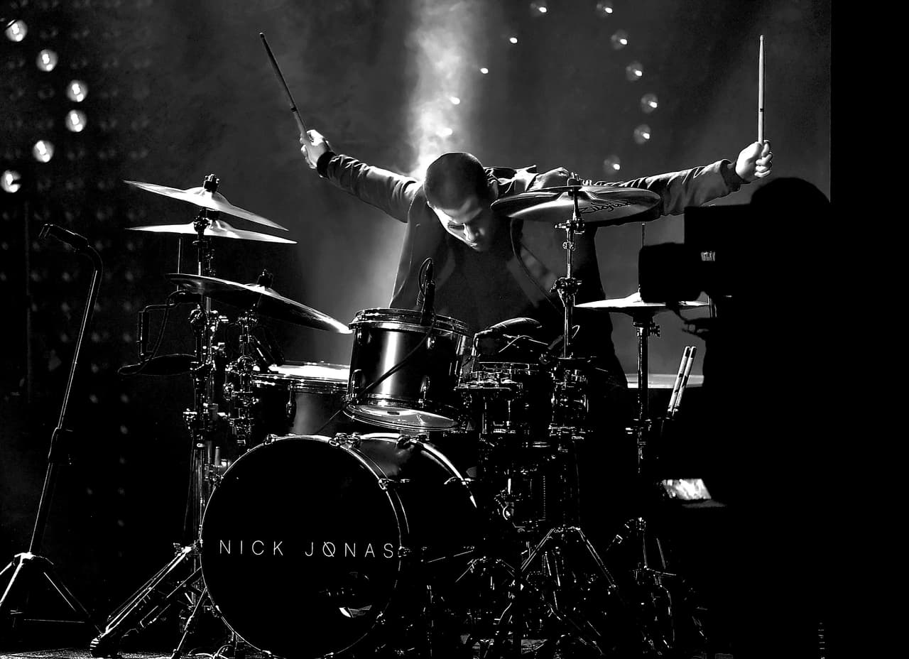 ¿Y por qué no? mostró un poco de sus cualidades como baterista.