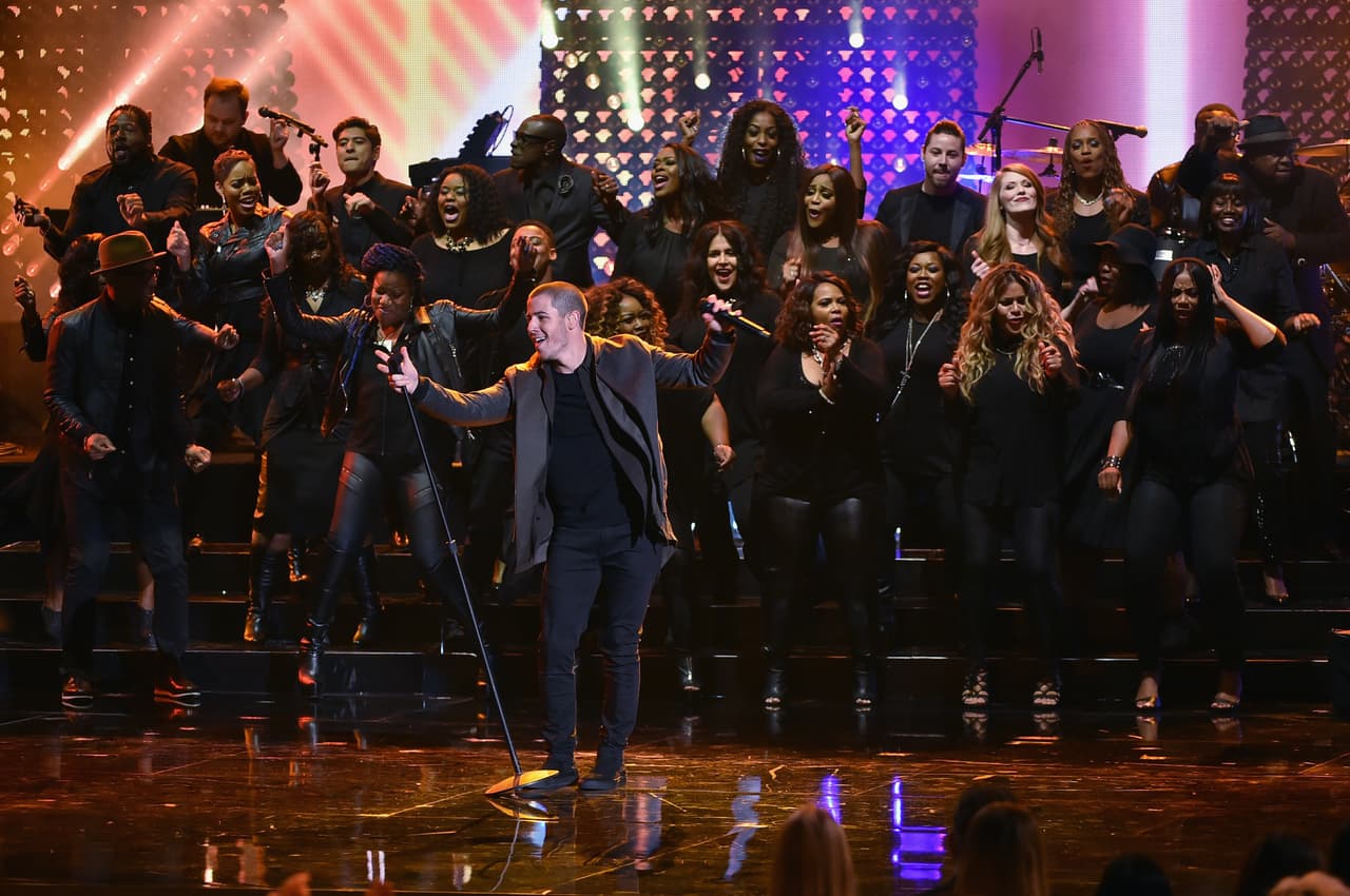 Un gran coro lo acompañó en su interpretación.