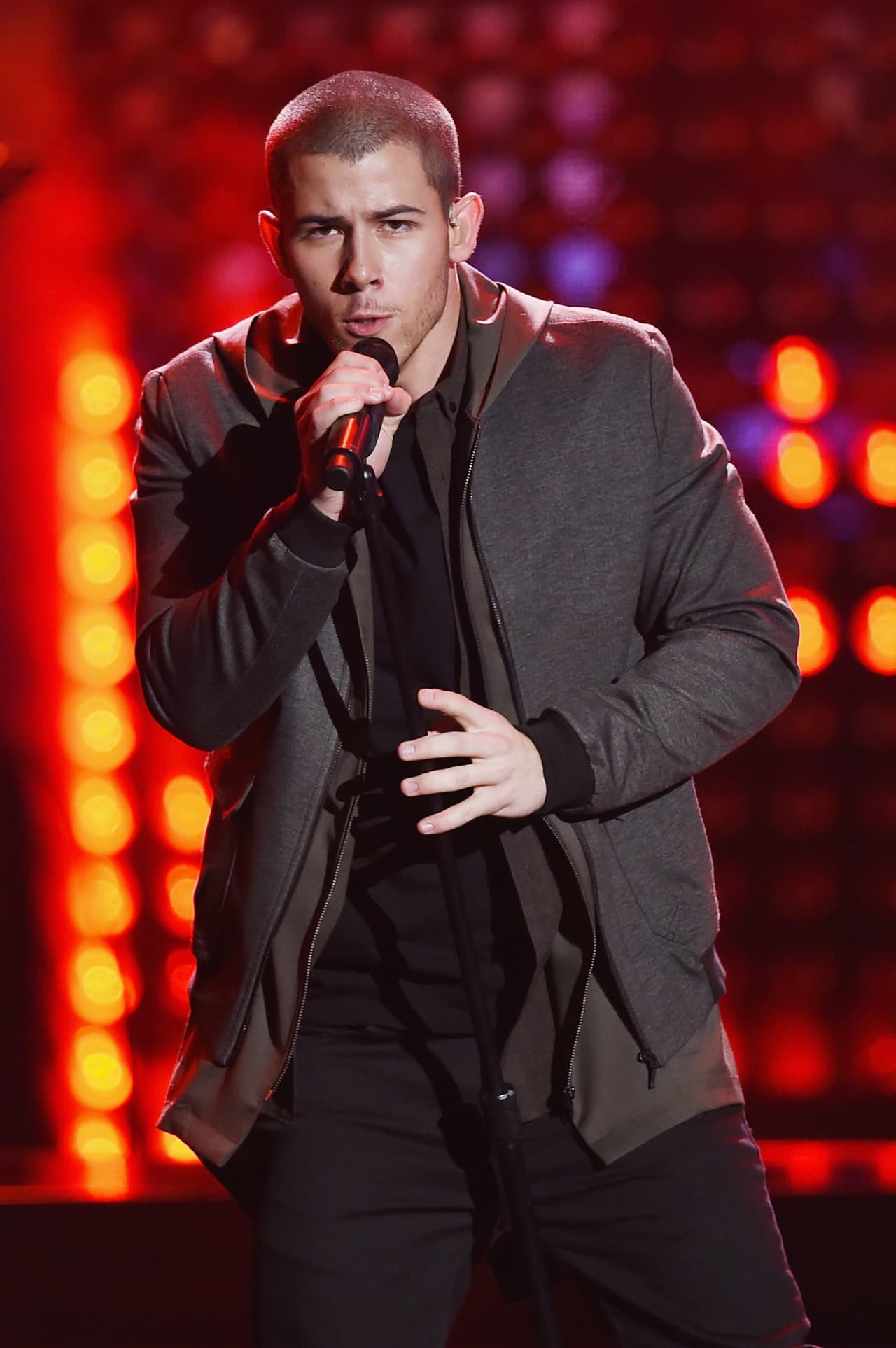 Nick Jonas se ve muy madurito!