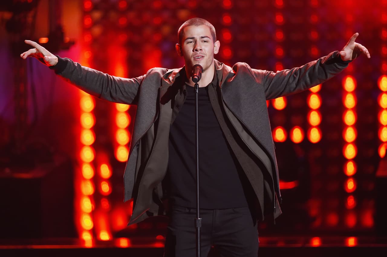 Con su original estilo, Jonas se lució como uno de los más prendidos.