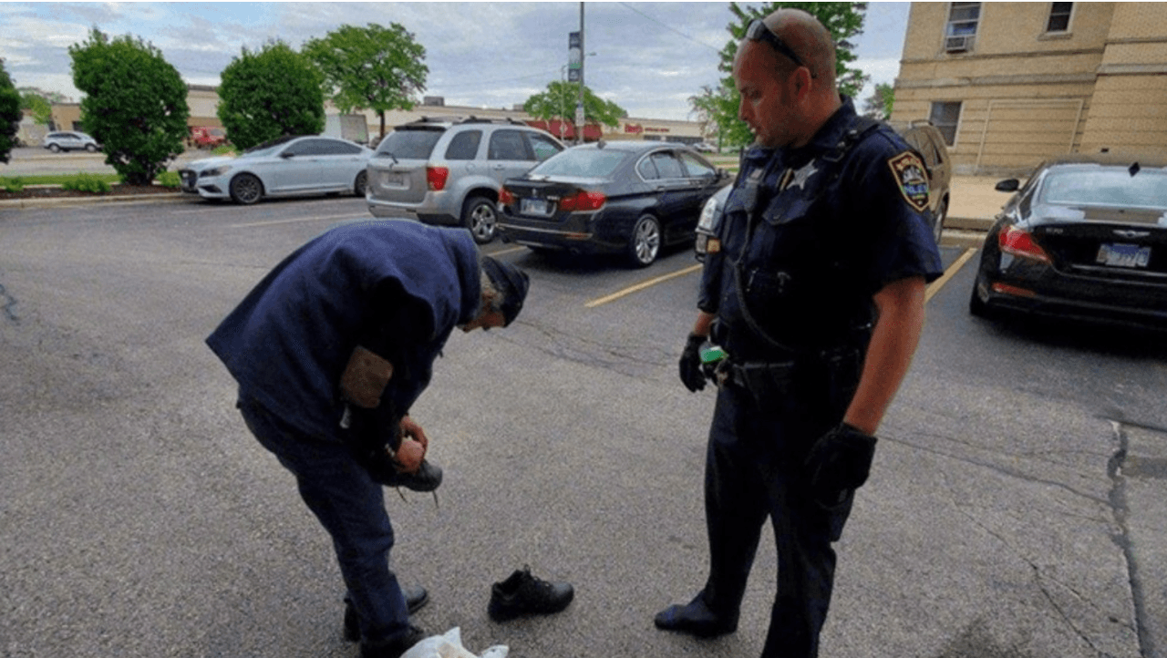 Un oficial de Niles se quitó sus zapatos y se los ofreció a un hombre desamparado
