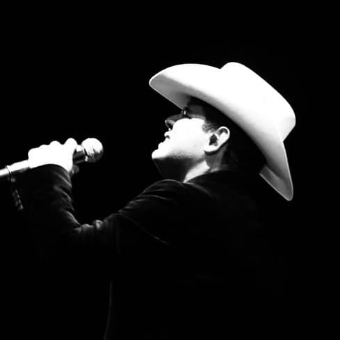 10 días después de la primera agresión, la madrugada del 24 de diciembre de 2018, sujetos que portaban armas largas ingresaron por el área de urgencias del hospital donde
<b><a href="https://www.univision.com/entretenimiento/el-padre-de-alfredo-olivas-esta-bien-luego-de-que-intentaran-matarlo-por-segunda-ocasion">se encontraba el padre del cantante</a></b> para intentar asesinarlo por segunda ocasión.
<br>