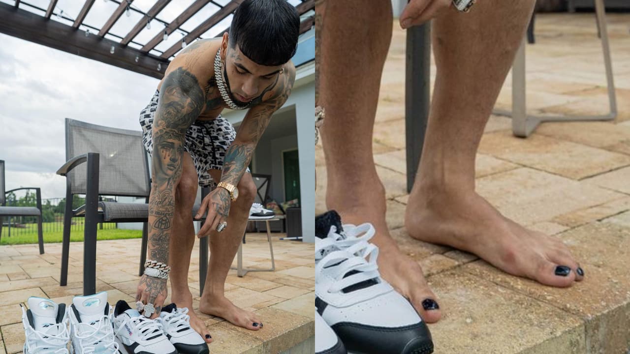 Anuel así mostró sus uñas pintadas de negro.