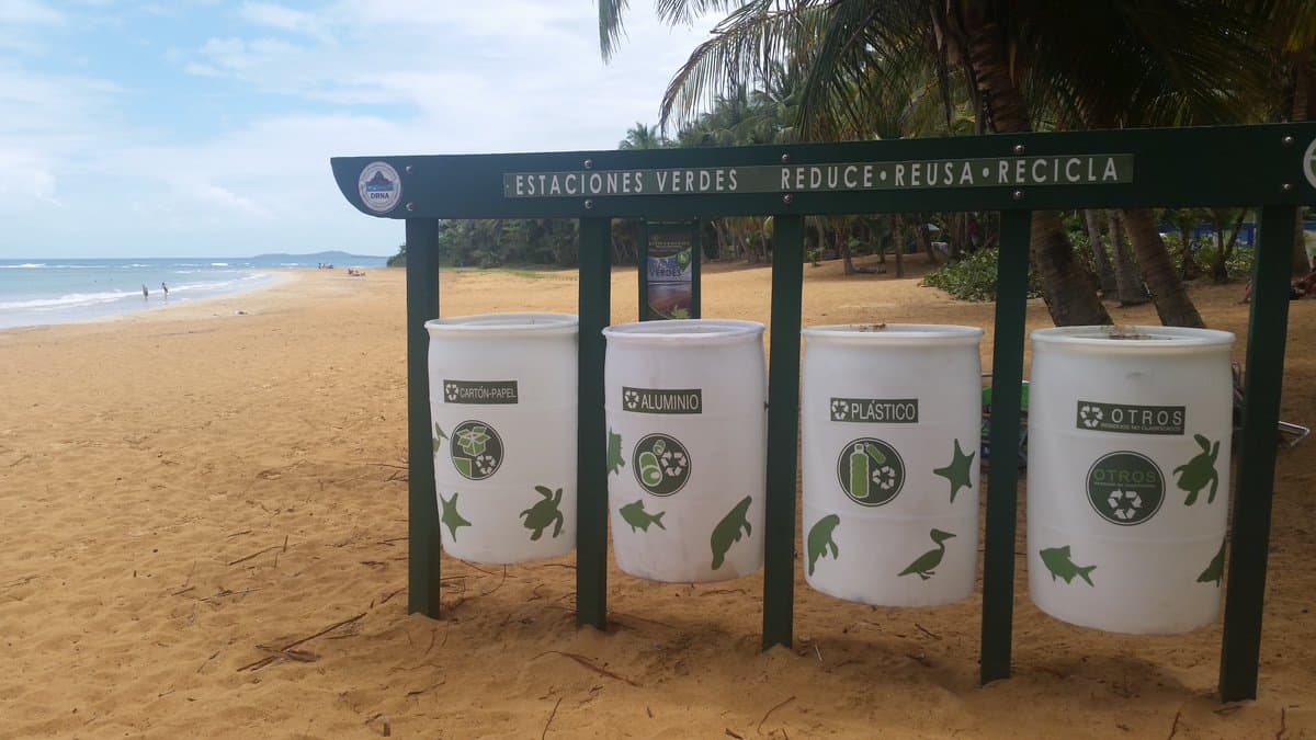 Las estaciones verdes de reciclaje sustituyen los zafacones y son para que las personas puedan disponer del cartón y papel, aluminio y plástico.