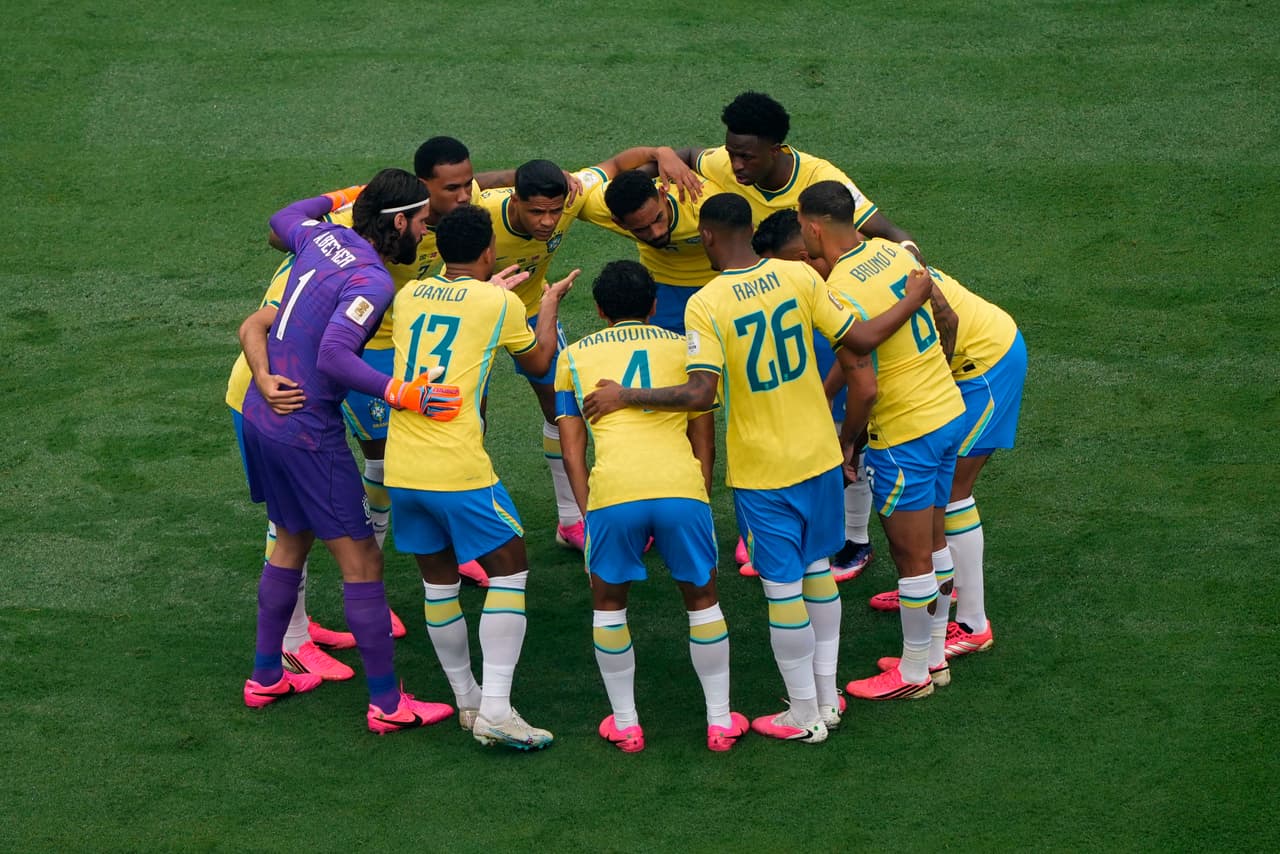 La escuadra brasileña planea el partido.