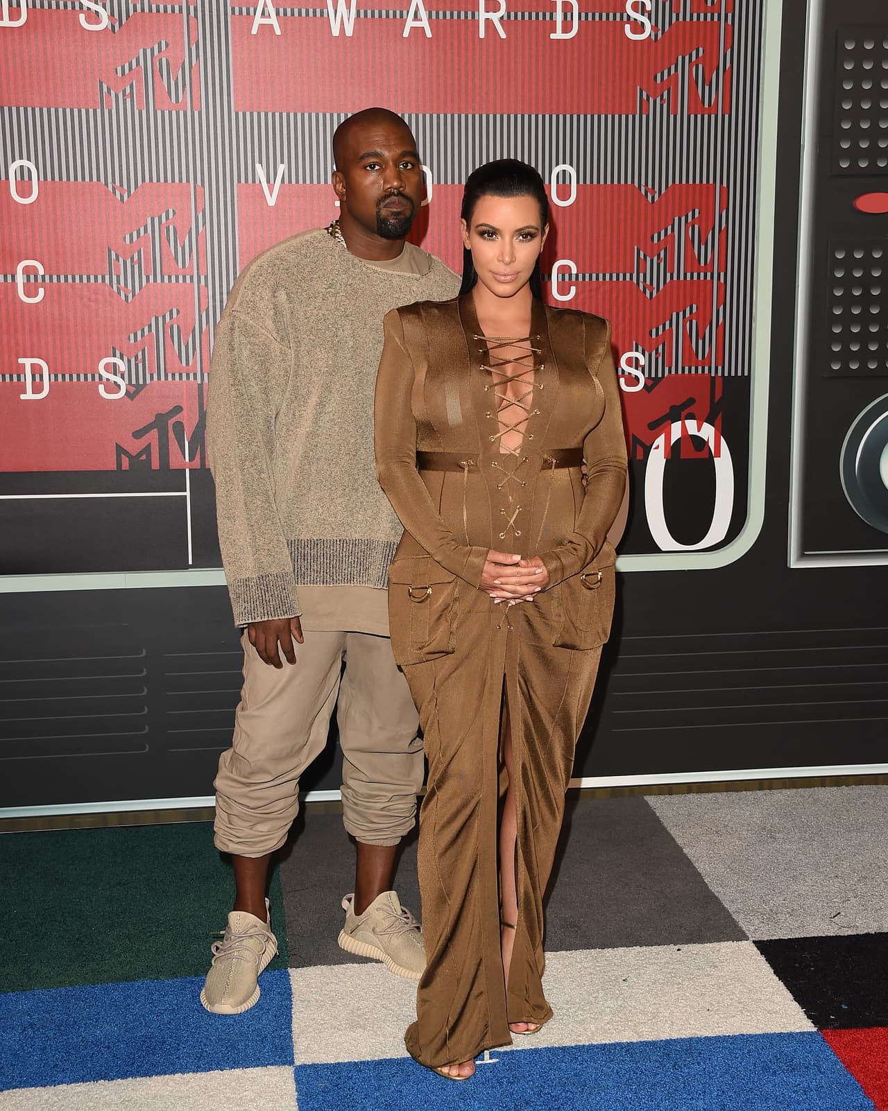 En 2015, el rapero fue galardonado con el "Michael Jackson Video Vanguard Award" durante la ceremonia de los Video Music Awards de 2015, que organiza cada año la cadena MTV, durante la cual se "destapó" como candidato presidencial para las próximas elecciones en Estados Unidos. Durante su paso por la alfombra del evento, el cantante posó serio y dejó que su esposa fuera la que luciera.