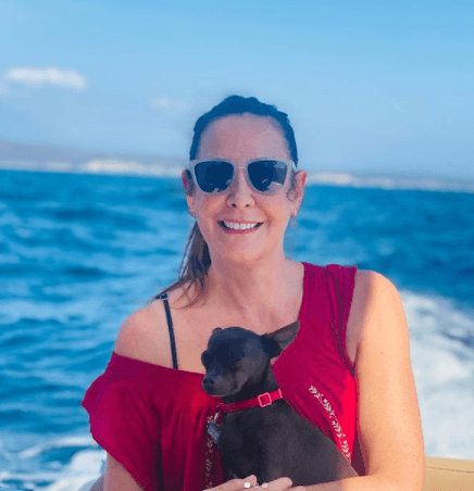 Algunos de sus pasatiempos favoritos son: hacer ejercicio, grabar películas, series, estar con su perrito y el mar.
<br>