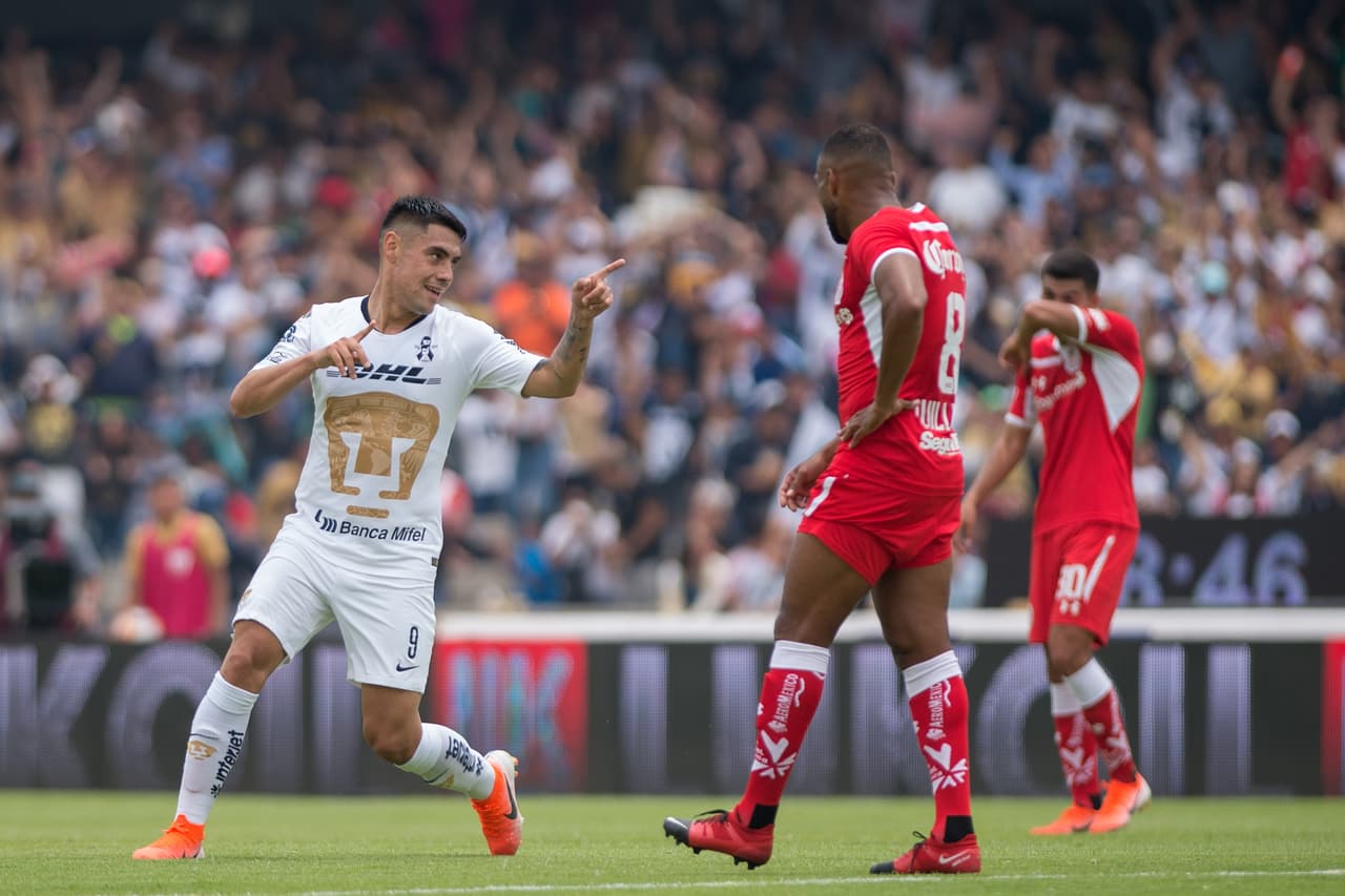 Sin embargo, el que dio el primer golpe fue el chileno Felipe Mora al minuto 39 del primer tiempo para poner en ventaja 1-0 a Pumas en su casa.
