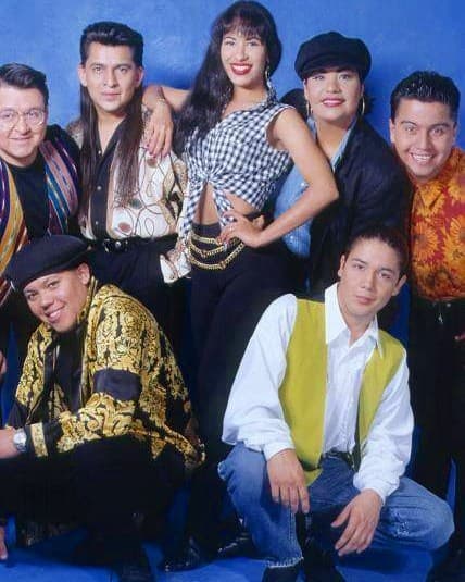 Pero su amor por Selena, que nació cuando compartían tiempo juntos en ensayos, grabaciones y giras, ya que él formaba parte de la banda Los Dinos, nunca se acabó.