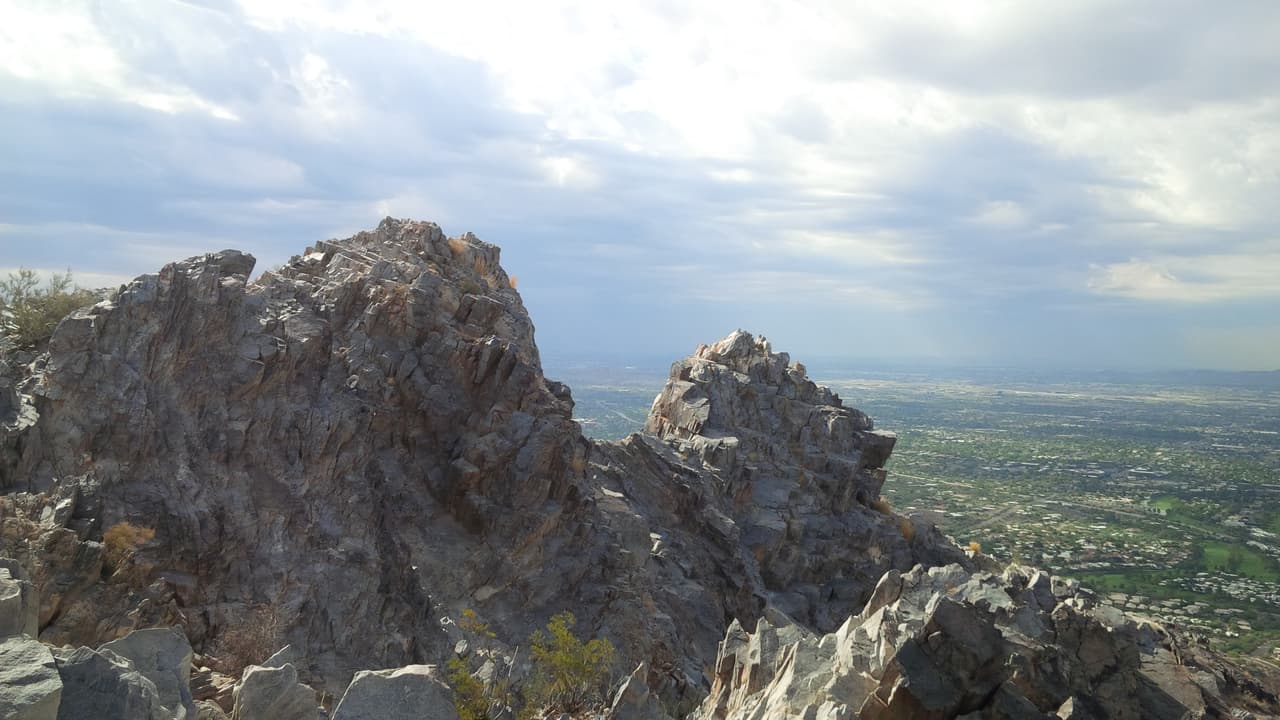 Sendero
<a href="https://goo.gl/maps/2tu3Wj8J2Gg68epSA" target="_blank">Piestewa Peak Trailhead</a>: Se implementarán controles de tránsito para manejar la entrada y salida para evitar la sobrepoblación. “Los conductores deben ser respetuosos si se estacionan en el vecindario cercano y estar al tanto de las restricciones de estacionamiento en la calle” advirtió la ciudad.
<br>