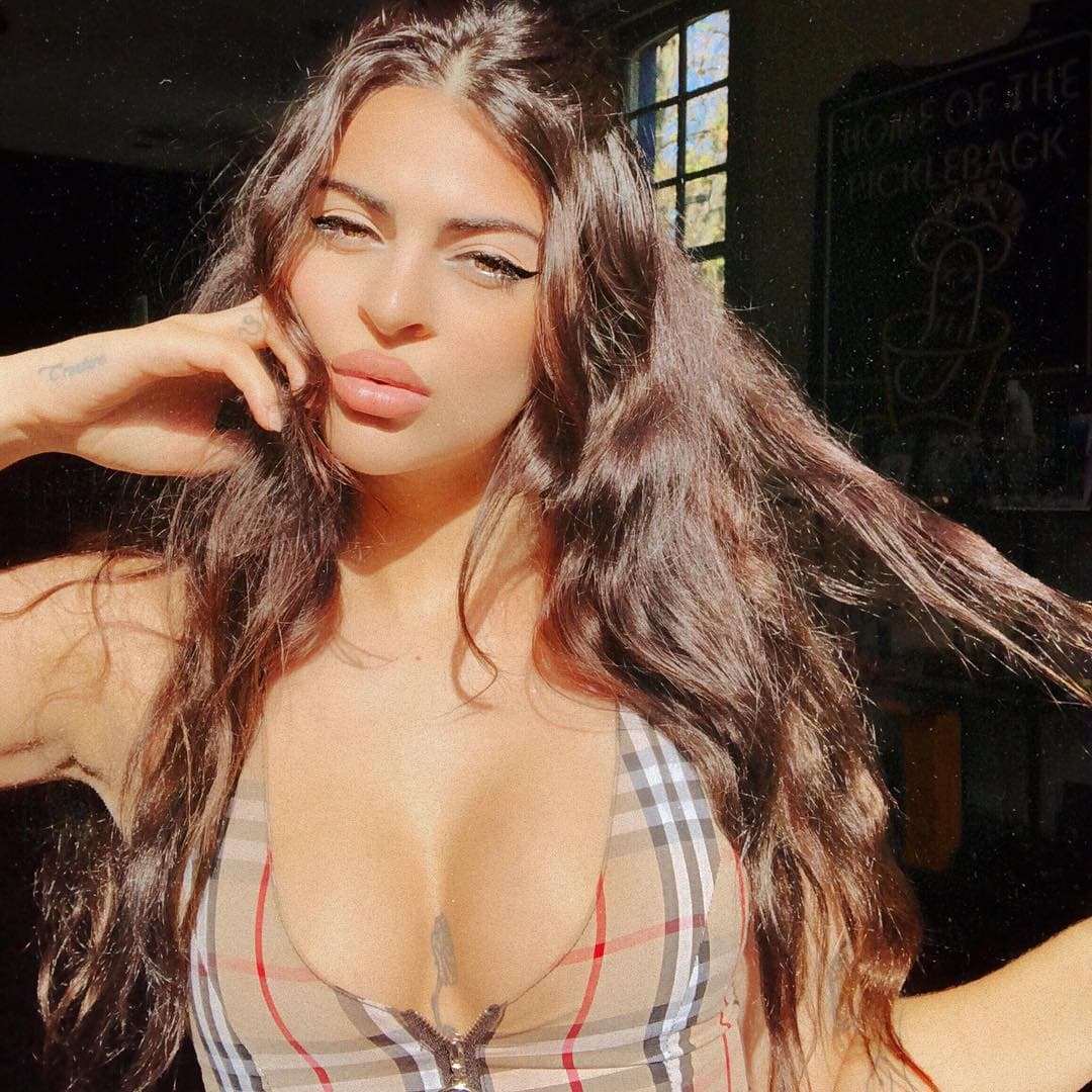 “En la entrada del Louvre fui detenida por un guardia por mi outfit”, escribió la modelo en su cuenta de Instagram @mewsha.