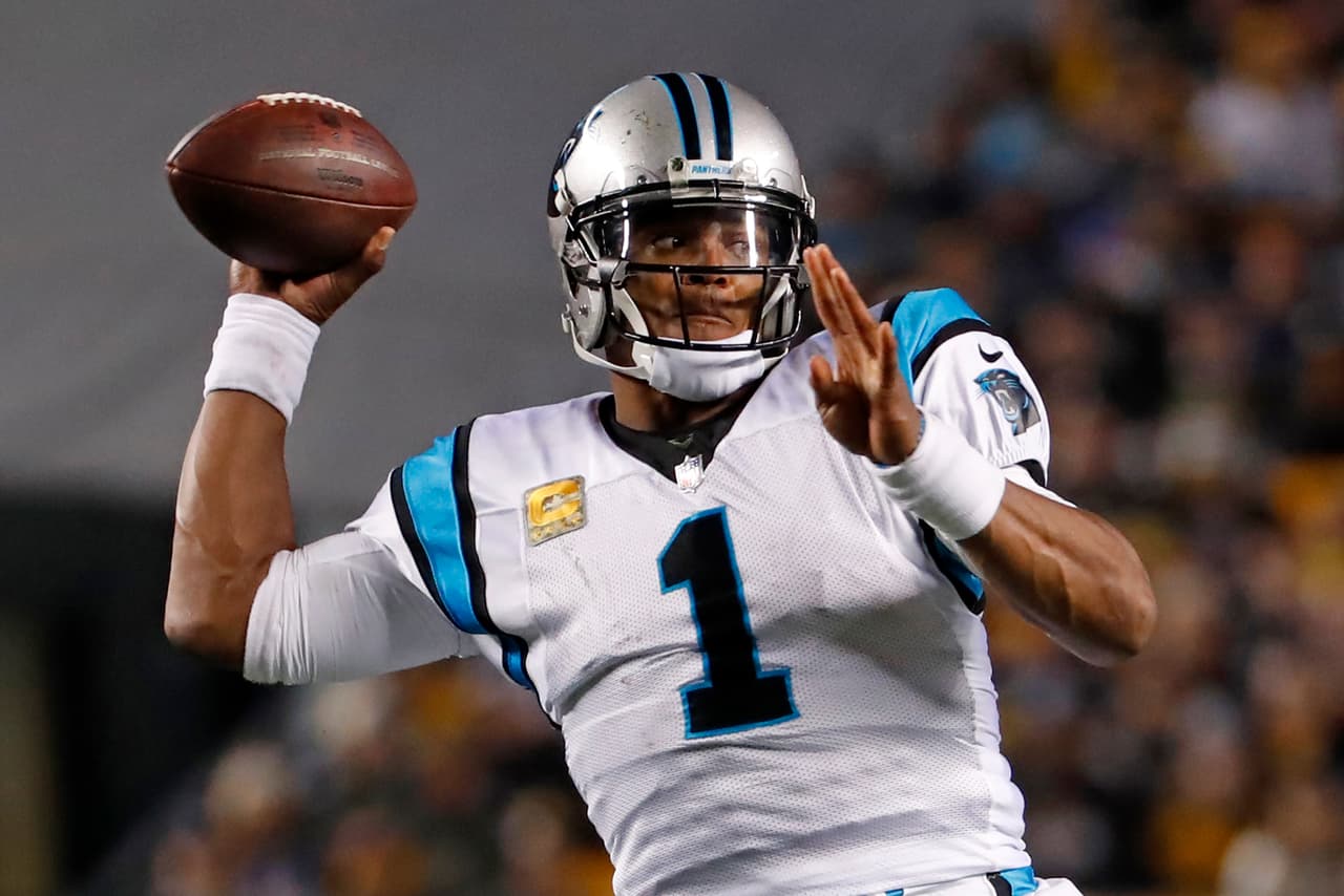 Cam Newton fue capturado cinco veces. Completó 23 de 29 pases para 193 yardas con dos envíos de touchdown y un pase interceptado.