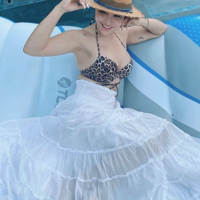 Un ejemplo de mujer trabajadora que comparte los secretos de su éxito y siempre les recomienda a sus seguidores trabajar fuerte para cumplir sus objetivos.