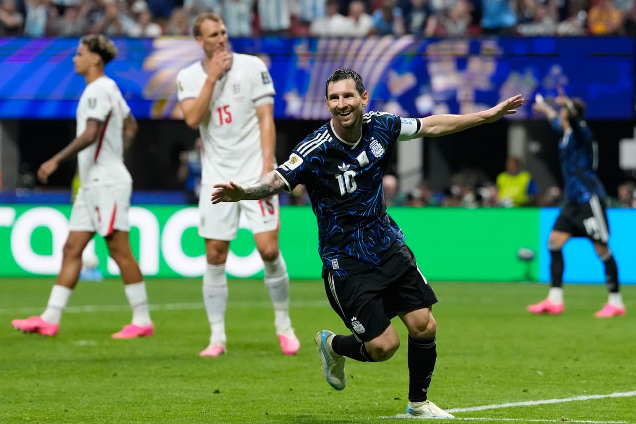 Messi se alegra ante el primer gol argentino.
