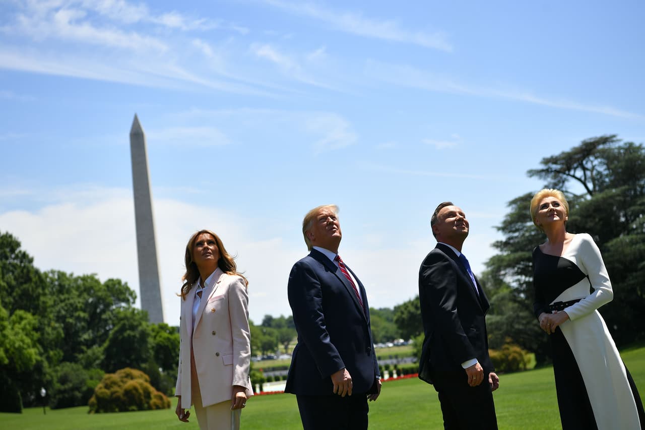 Duda, quien considera bautizar a la instalación de Estados Unidos como "Fort Trump", dijo que el nuevo despliegue de tropas es necesario debido a las agresiones de Moscú contra Polonia en el pasado y para ayudar a solidificar los lazos de su país con Occidente.