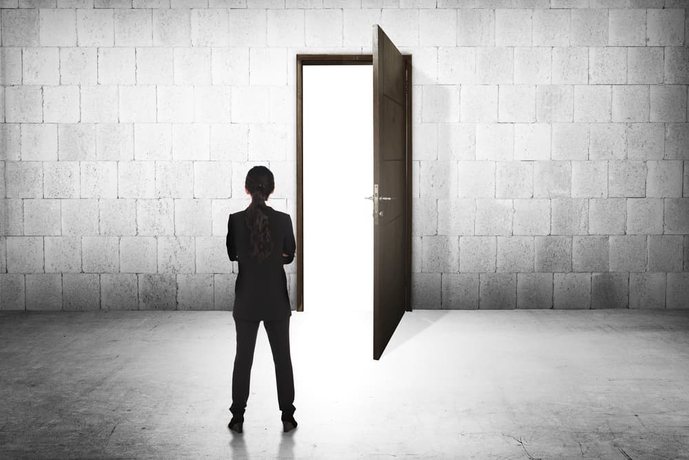 Durante este mes de junio estarás entrando en lo que se puede considerar un ciclo de cuidado pues tu regente, Plutón retrógrado, te hace ver de una manera por la tarde lo que por la mañana veías con otra óptica. Sin embargo, muchos sueños empiezan a convertirse en realidad y lo que parecía imposible empieza a dar frutos. Es imperativo que ejerzas un mayor control en tu bolsillo y no derroches el dinero que está llegando a tu vida. Tus ingresos crecerán mucho si los inviertes de manera razonable y no empiezas a gastarlo en compras impulsivas.