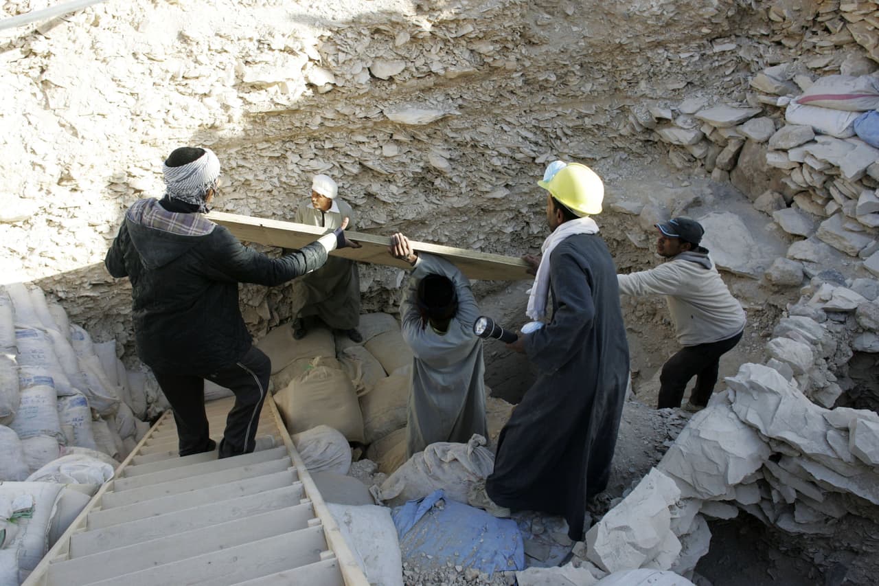 Se acaba de dar a conocer que un grupo de arqueólogos descubrió una cámara secreta que se encuentra en la base de la gran pirámide de Keops, en la explanada de Guiza, Egipto.
<br>