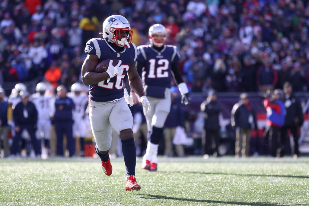 Sony Michel es el primer novato en la historia de los Patriots en correr para 100 o más yardas en un juego de Playoff. Acumuló 129 hoy en 24 acarreos.