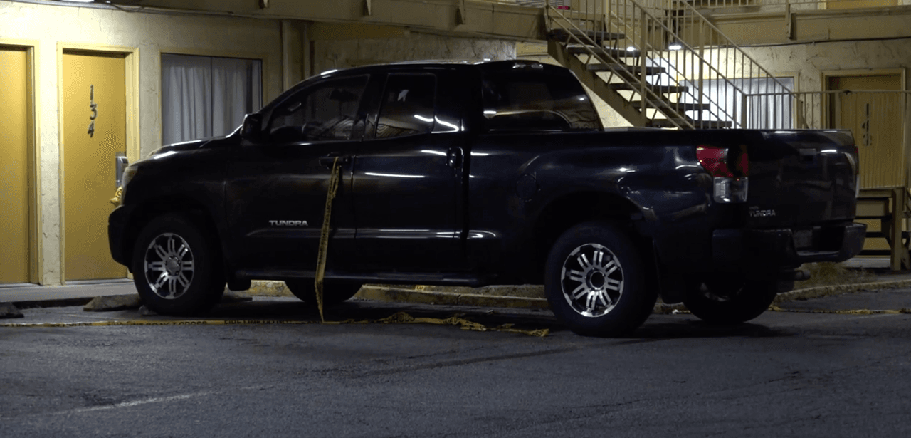 Sujeto se topa con un cuerpo sin vida en su camioneta luego de salir de un motel en Dallas