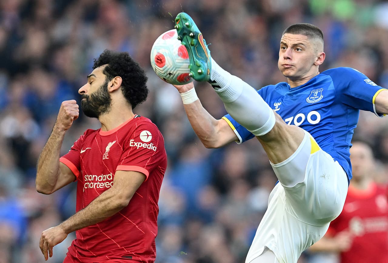 Liverpool derrotó al Everton gracias a los goles de Andrew Robertson y Divock Origi.