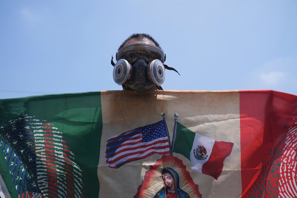 En los dos últimos días agentes federales dispararon granadas aturdidoras y gases lacrimógenos contra una multitud movilizada en contra de las detenciones de decenas de inmigrantes en una ciudad con fuerte población latina.
