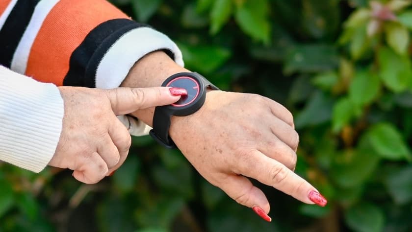 Una de las pulseras inteligentes que entregó el gobierno del estado mexicano de Morelos que cuenta con botón de pánico.